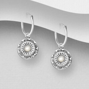 Petites Créoles en argent 925ème et ornées d'une rosace avec nacre blanche